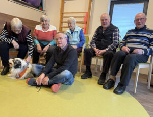 Therapiehund Cooper besucht die Tagespflege wöchentlich