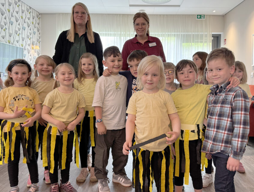 Erzieherin Jasmin Kirchner und Einrichtungsleitung Ribana Klabunde freuen sich mit den Kindern über den gelungenen Auftritt