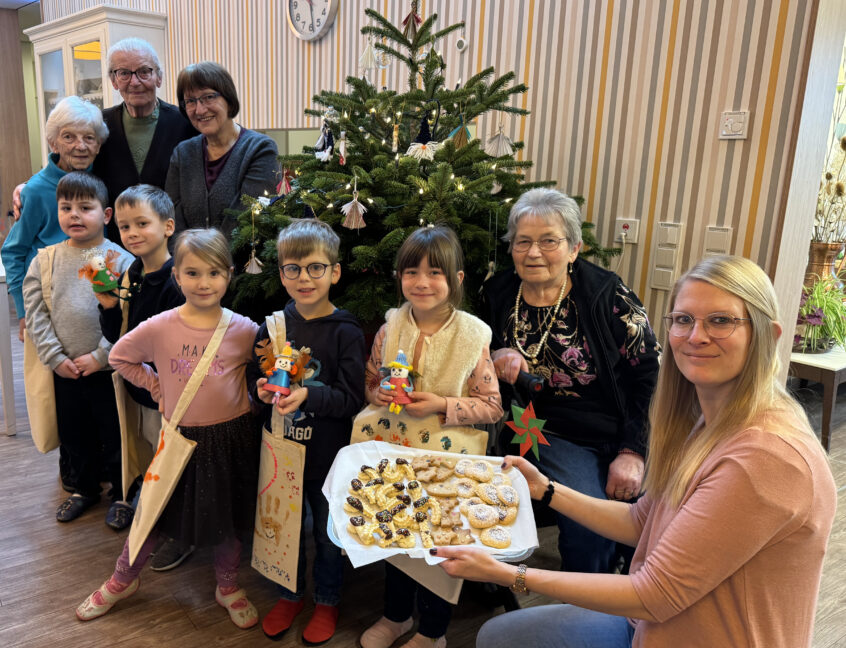 Stolz präsentieren KIndern und Senioren Ihre Plätzchen